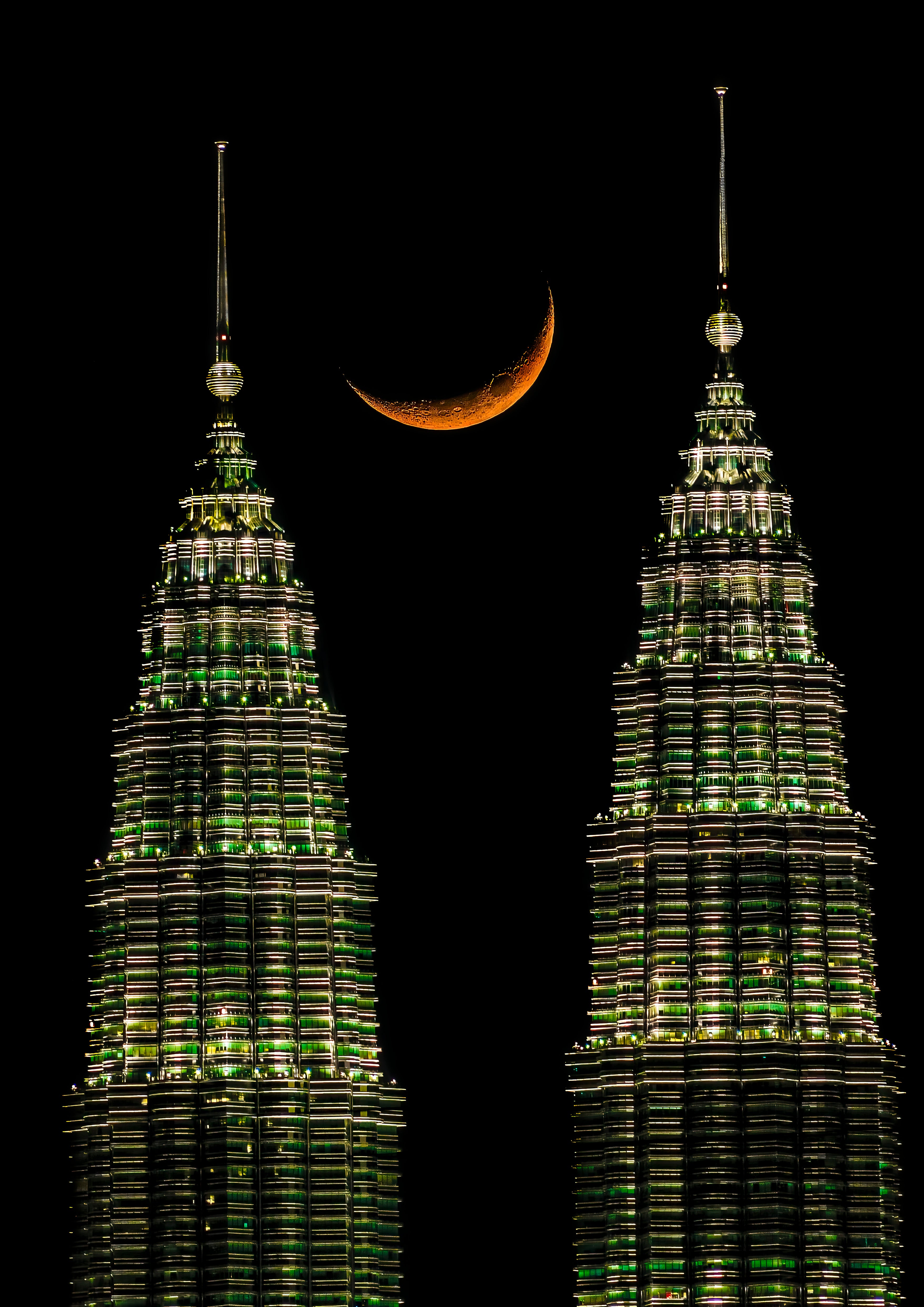 STAR 117 - Crescent Moonset at KLCC